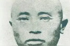 战死沙场是善终，血色军衣满弹孔图片