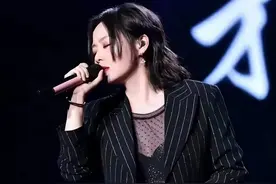 38岁张靓颖太敢穿！西装不系一颗扣子，露出透视内衣抢风头图片