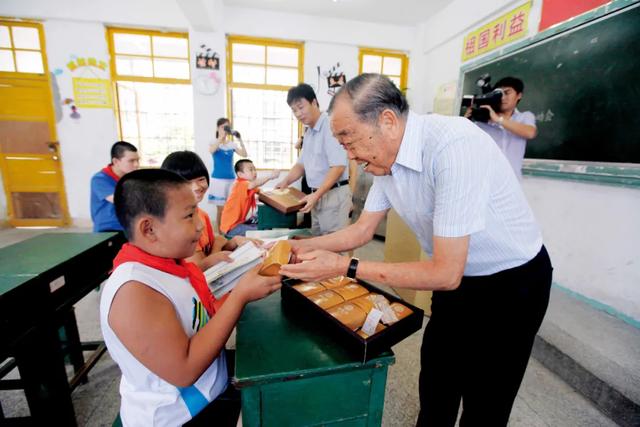 中国慈善家2021年度人物 | 安踏创始人丁和木：积善传家