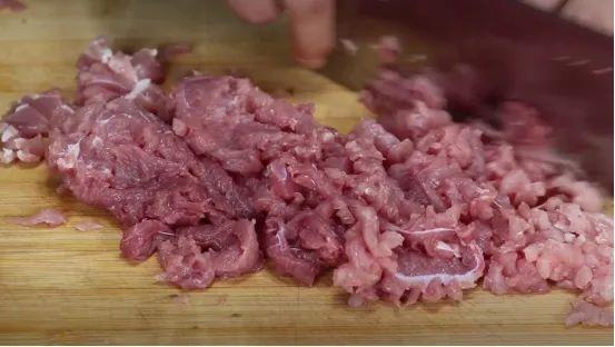 今天才知道，原来剁肉馅还有这个绝招！1分钟剁好，方法太棒了
