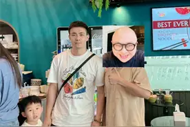 高下立判！球迷泰国偶遇继伟和徐杰，前者热情合影，徐杰狠心拒绝图片