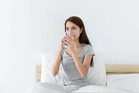 晚上睡觉嘴巴总是“发干”？是因为缺水？或是5种疾病“警报”图片