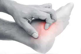 痒到你怀疑人生的小水泡！医生支招：得了水疱型“脚气”怎么办？图片