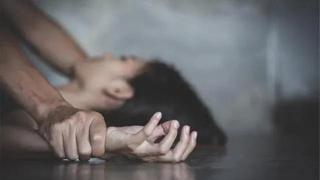 25岁女子激烈抵抗强奸，致男子下体折断失血而死！判三年赔偿8万