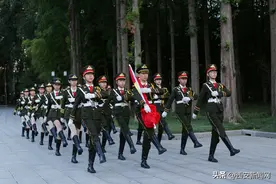 守护“最美中国红”！国旗护卫队书写新时代少年担当图片