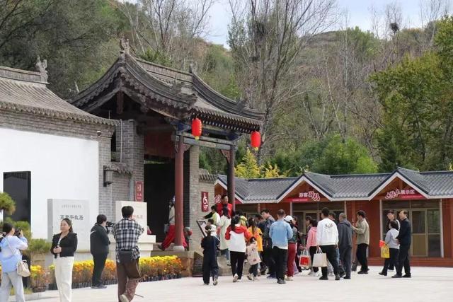 娄烦高君宇故居纪念馆红旅文化节精彩纷呈，游客乐享假日好时光