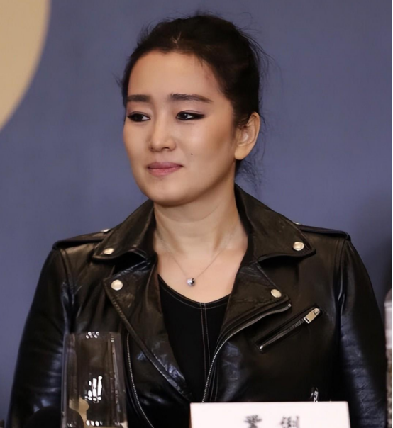 巩俐"三哭"张艺谋告别8年纠缠,只做70岁法国老头的第四任妻子