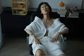 杨颖海报上脚趾甲过长被网友喷邋遢！看到她的脚指甲后纷纷取关！图片