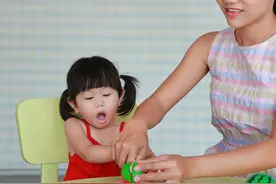 不懂事的孩子太让人操心了，家长这么辛苦究竟是为了什么？图片