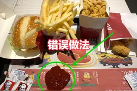 吃薯条时，原来番茄酱不是挤在餐纸上，服务员：很多人不懂装懂图片