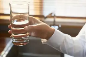 喝水后一直小便的人，和半天不去厕所的人，谁更健康？了解下图片