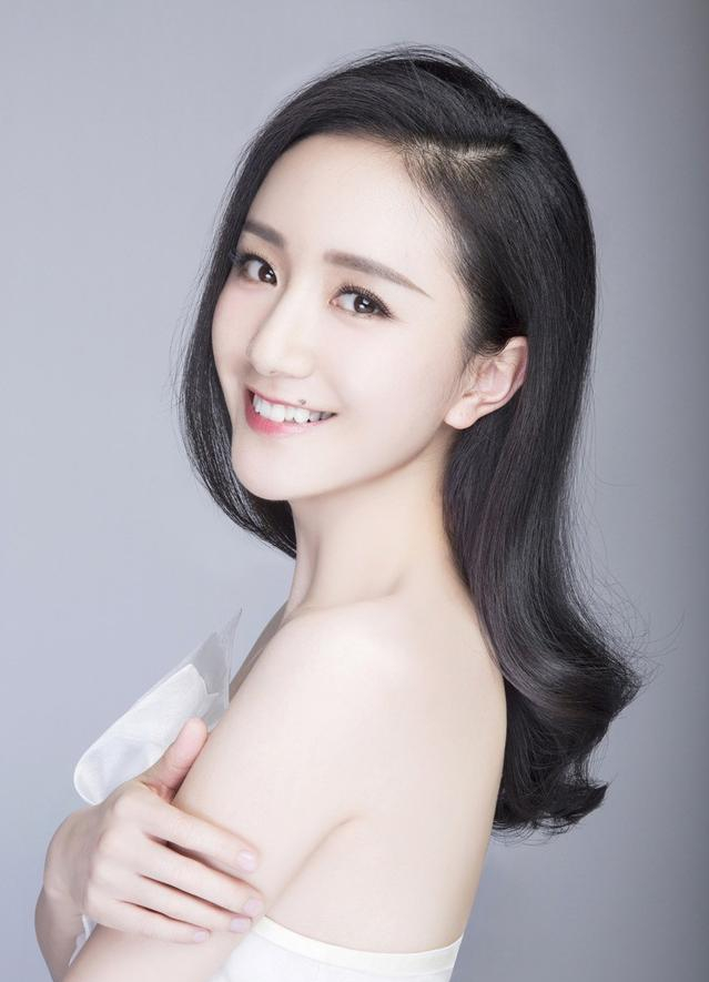 湖南卫视女主持人名单和图片,网友偶遇主持人仇晓,头戴草帽湖边拍照