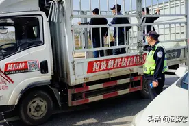“货拉拉”拉人被罚！民警：货车载人违法图片