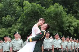 男兵的媳妇叫军嫂，那女军人的老公叫啥？以后别再乱叫了图片
