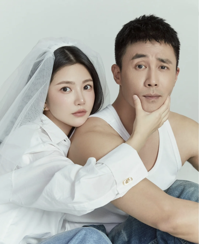 王灿晒全家福,不忘为老公杜淳宣传新剧,修过度意外撞脸韩安冉