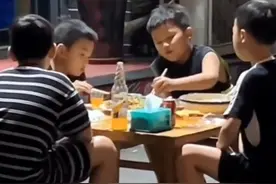 四个小学生在烧烤店撸串吹牛打屁，一瓶饮料四人喝图片