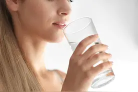 晚上睡觉前喝水，危害比吃夜宵还大？提醒：这3种“水”不建议喝图片