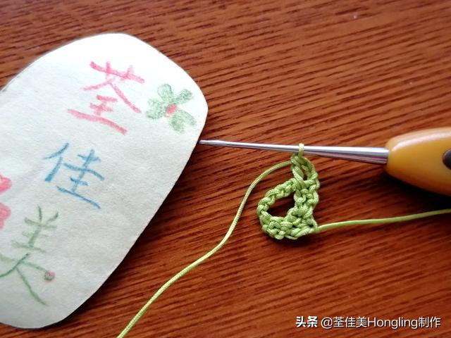远方喜欢在银杏树下漫步的人,为你钩织了两片银杏叶哟
