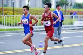 穿越时空的浪漫：朝鲜选手用老电子表和跑鞋再现十年前的体育风采图片