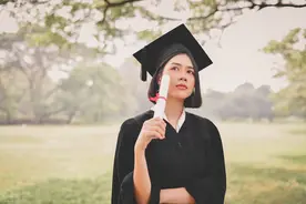 父母因24岁姐姐拒养2岁弟弟，将其告上法庭，姐姐：凭啥我养？图片