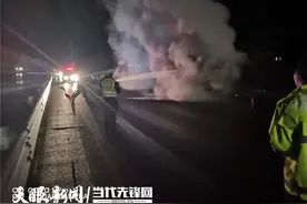 惊险！贵州一高速路上司机开车开“睡着了”……图片