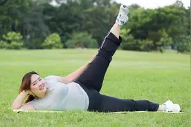 如何为超级强壮的核心肌肉做剪刀踢图片