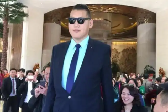 一亿米的巨人美女是谁 一亿米的巨人美女古风