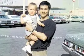 道具枪射出真子弹：李小龙之子李国豪死亡之谜图片