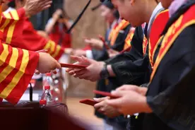 “第一学历”被歧视：走不出的18岁图片