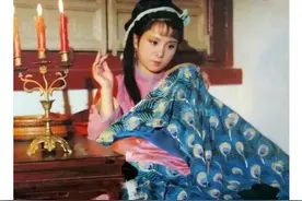 晴雯惨死时怡红院海棠花枯萎半边暗喻了什么？图片