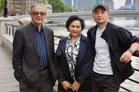 尼格买提罕见晒全家福，与学霸侄女为父亲庆生，离婚后单身至今图片