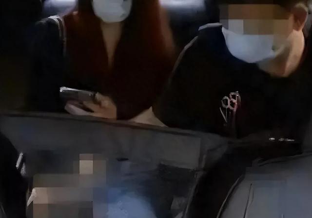 郑州情侣在网约车上演“活春宫”，坐垫上满是水渍，年轻人真疯狂