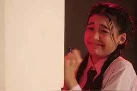 少女捶墙表情包出处——甜系女孩Perth图片