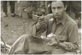 二战时美军有多挑食？肉罐头当垃圾扔在地上，盟军捡起来继续吃图片
