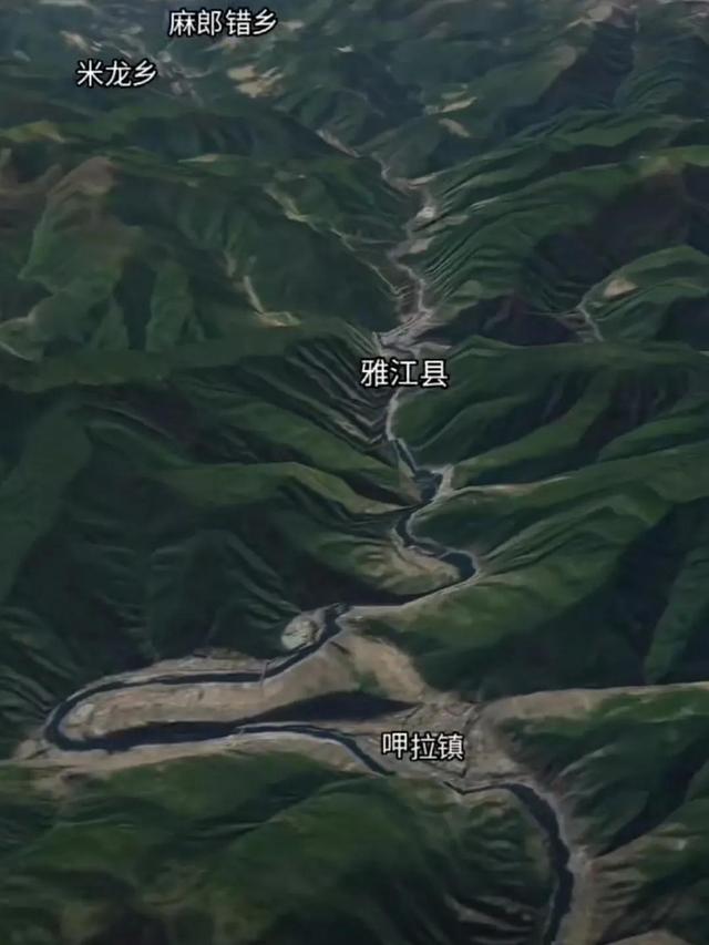 中国最小县城之一的雅江县，面积0.5平方公里，高楼建在悬崖边