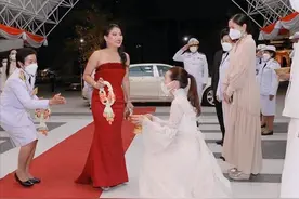 泰国公主闪耀35岁庆生音乐会，脸庞横着长，55岁华裔富婆下跪迎接图片