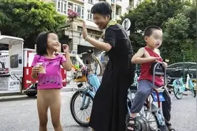 女子开三轮车带俩女儿流浪：拒绝他人帮助，有50个相亲对象图片