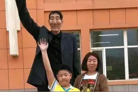 中国第一巨人鲍喜顺：不听医生忠告执意生下一子，儿子现身高多少图片