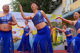 太乐了！六一汇演“奶爸们”裹着肚兜跳四小天鹅，看表情都很妖娆图片