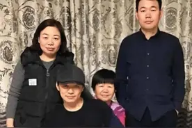 王宝强身价过亿，哥哥嫂子却在大马路上卖烧饼，网友：宝强太薄情图片
