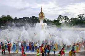 专挑美女泼？在柬埔寨新年泼水“揩油”最高判3年图片