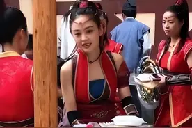 横店3万群演现状，打牌睡觉混日子，一天70块只为一夜成名图片