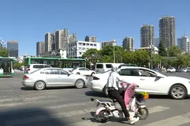 这个路口信号灯只有14秒！市民：求调整图片