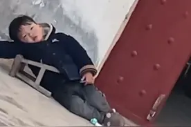 江苏一萌娃索要奥特曼未果，瘫在凳子上意外走红：他眼里没有光了图片