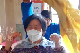 河南许昌：87岁的“2元理发师”蔡瑞云 小车不倒只管推图片