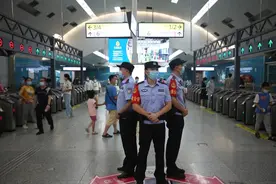 “警察一直都在你身边！” 民警“猫鼠同步”盯紧地铁“咸猪手”！图片