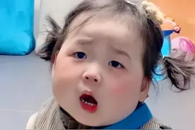 抖音表情包：装模作样上班图片