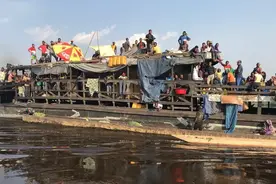 刚果河上的“地狱之船”：1700公里无水无电，2000人共用一间厕所图片