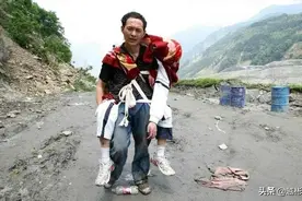 5.12地震后，父亲背着儿子遗体徒步25公里回家，一张照片感动中国图片