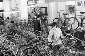 70、80年代的一辆“凤凰”自行车，相当于现在多少钱？图片